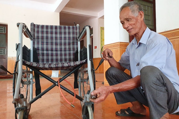Cụ ông sửa xe lăn cũ tặng bệnh nhân nghèo
